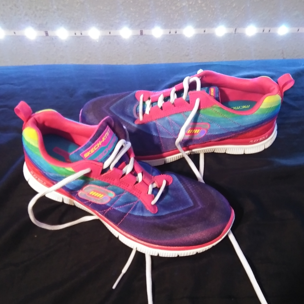 Womans Skechers Memory Foam Sneakers Size 9.